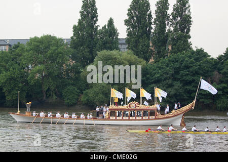 London, UK. Freitag, 27. Juli 2012. Das Olympische Feuer ist während des letzten Tages des Olympischen Fackellaufs von Ruderern an Bord der Royal Barge Gloriana hinunter den Fluß Themse von Hampton Court, den Tower of London gerudert. Stockfoto