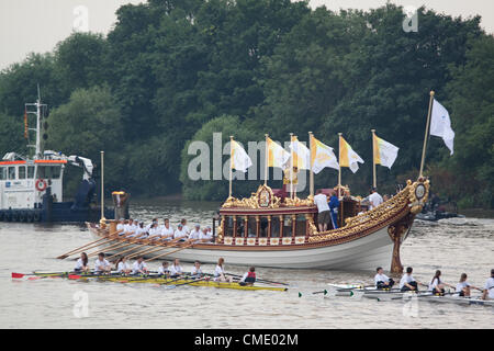 London, UK. Freitag, 27. Juli 2012. Das Olympische Feuer ist während des letzten Tages des Olympischen Fackellaufs von Ruderern an Bord der Royal Barge Gloriana hinunter den Fluß Themse von Hampton Court, den Tower of London gerudert. Stockfoto