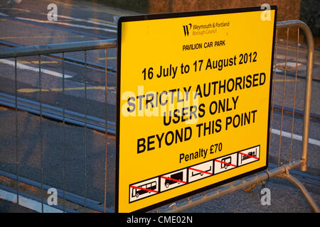 Weymouth, Dorset, UK, Mittwoch, 25. Juli 2012. Letzte Vorbereitungen für die Olympischen Spiele in Weymouth, Großbritannien. Pavilion Parkplatz gesperrt mit Schild streng autorisierte Benutzer nur über diesen Punkt hinaus 16. Juli bis 17. August 2012 Strafe £70 Stockfoto