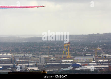 Belfast, Nordirland 27. Juli 2012. Die Red Arrows Display Team durchführen ein Überflug der Belfast City und Harland und Wolff Werftkrane anlässlich die Eröffnung der Olympischen Spiele in London 2012, Belfast, Nordirland, Vereinigtes Königreich. Stockfoto