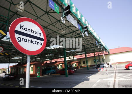 Grzechotki, Polen Freitag 27. Juli 2012 Polen - Russland Grenzübergang Beetween Grzechotki (POL) und Mamonowo (RUS) Dörfer. Polen und Russen können über die Grenze mit der russischen Enklave Kaliningrad (Oblast Kaliningrad), im Norden Osten Grenze Polens ab Freitag verschieben. Die visumfreie Einreise ist das Ergebnis eines bilateralen Abkommens über so genannte "kleine Kreuz Grenzverkehr" zwischen Polen und Russland im Dezember letzten Jahres unterzeichnet. Stockfoto