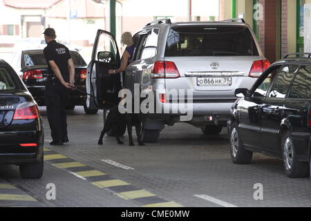 Grzechotki, Polen Freitag 27. Juli 2012 Grenzkontrolle bei Polen - Russland Grenzübergang Beetween Grzechotki (POL) und Mamonowo (RUS) Dörfer. Polen und Russen können über die Grenze mit der russischen Enklave Kaliningrad (Oblast Kaliningrad), im Norden Osten Grenze Polens ab Freitag verschieben. Die visumfreie Einreise ist das Ergebnis eines bilateralen Abkommens über so genannte "kleine Kreuz Grenzverkehr" zwischen Polen und Russland im Dezember letzten Jahres unterzeichnet. Stockfoto