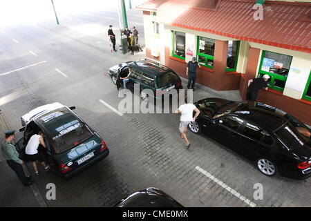 Grzechotki, Polen Freitag 27. Juli 2012 Grenzkontrolle bei Polen - Russland Grenzübergang Beetween Grzechotki (POL) und Mamonowo (RUS) Dörfer. Polen und Russen können über die Grenze mit der russischen Enklave Kaliningrad (Oblast Kaliningrad), im Norden Osten Grenze Polens ab Freitag verschieben. Die visumfreie Einreise ist das Ergebnis eines bilateralen Abkommens über so genannte "kleine Kreuz Grenzverkehr" zwischen Polen und Russland im Dezember letzten Jahres unterzeichnet. Stockfoto