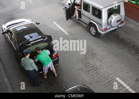 Grzechotki, Polen Freitag 27. Juli 2012 Grenzkontrolle bei Polen - Russland Grenzübergang Beetween Grzechotki (POL) und Mamonowo (RUS) Dörfer. Polen und Russen können über die Grenze mit der russischen Enklave Kaliningrad (Oblast Kaliningrad), im Norden Osten Grenze Polens ab Freitag verschieben. Die visumfreie Einreise ist das Ergebnis eines bilateralen Abkommens über so genannte "kleine Kreuz Grenzverkehr" zwischen Polen und Russland im Dezember letzten Jahres unterzeichnet. Stockfoto