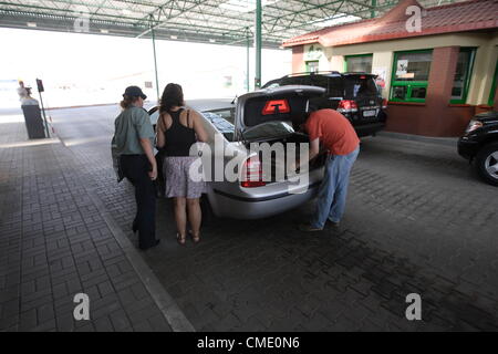 Grzechotki, Polen Freitag 27. Juli 2012 Grenzkontrolle bei Polen - Russland Grenzübergang Beetween Grzechotki (POL) und Mamonowo (RUS) Dörfer. Polen und Russen können über die Grenze mit der russischen Enklave Kaliningrad (Oblast Kaliningrad), im Norden Osten Grenze Polens ab Freitag verschieben. Die visumfreie Einreise ist das Ergebnis eines bilateralen Abkommens über so genannte "kleine Kreuz Grenzverkehr" zwischen Polen und Russland im Dezember letzten Jahres unterzeichnet. Stockfoto