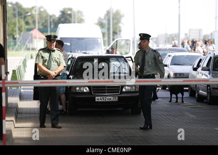 Grzechotki, Polen Freitag 27. Juli 2012 Grenzkontrolle bei Polen - Russland Grenzübergang Beetween Grzechotki (POL) und Mamonowo (RUS) Dörfer. Polen und Russen können über die Grenze mit der russischen Enklave Kaliningrad (Oblast Kaliningrad), im Norden Osten Grenze Polens ab Freitag verschieben. Die visumfreie Einreise ist das Ergebnis eines bilateralen Abkommens über so genannte "kleine Kreuz Grenzverkehr" zwischen Polen und Russland im Dezember letzten Jahres unterzeichnet. Stockfoto