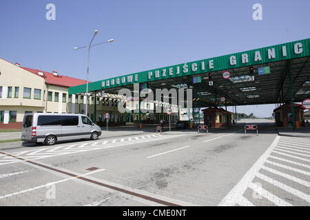 Grzechotki, Polen Freitag 27. Juli 2012 Polen - Russland Grenzübergang Beetween Grzechotki (POL) und Mamonowo (RUS) Dörfer. Polen und Russen können über die Grenze mit der russischen Enklave Kaliningrad (Oblast Kaliningrad), im Norden Osten Grenze Polens ab Freitag verschieben. Die visumfreie Einreise ist das Ergebnis eines bilateralen Abkommens über so genannte "kleine Kreuz Grenzverkehr" zwischen Polen und Russland im Dezember letzten Jahres unterzeichnet. Stockfoto