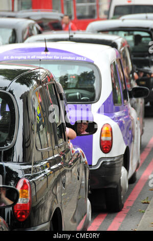 Hyde Park Corner, London, UK. 27. Juli 2012. Taxi-Fahrer verursachen Stau rund um Hyde Park Corner aus Protest gegen ihre nicht erlaubt, die Spiele während der Olympischen Spiele in London 2012 benützen. Stockfoto