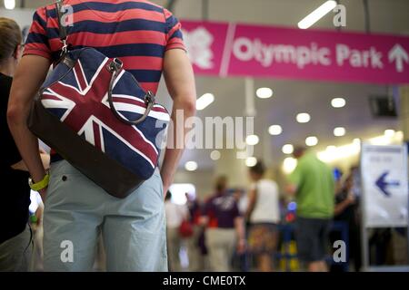 27. Juli 2012 - London, England, UK - kommt ein Tourist mit einem Union Jack Beutel am Bahnhof Stratford entfernt, neben dem Olympiapark, am Tag Eröffnung der Olympischen Spiele London 2012. (Kredit-Bild: © Mark Makela/ZUMAPRESS.com) Stockfoto