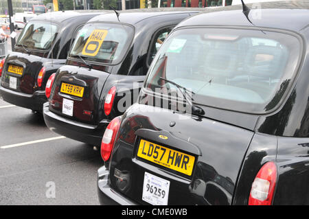 Hyde Park Corner, London, UK. 27. Juli 2012. Taxi-Fahrer verursachen Stau rund um Hyde Park Corner aus Protest gegen ihre nicht erlaubt, die Spiele während der Olympischen Spiele in London 2012 benützen. Stockfoto