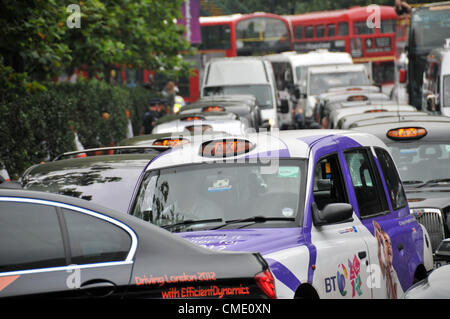 Hyde Park Corner, London, UK. 27. Juli 2012. Taxi-Fahrer verursachen Stau rund um Hyde Park Corner aus Protest gegen ihre nicht erlaubt, die Spiele während der Olympischen Spiele in London 2012 benützen. Stockfoto