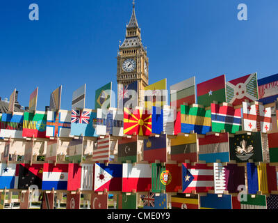 London, UK. 26. Juli 2012. Flaggen aller Nationen in Parliament Square während der Olympischen Spiele 2 Stockfoto