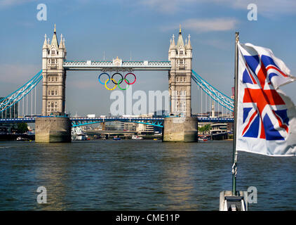 London, UK. 25. Juli 2012. Tower Bridge, London, mit Olympischen Ringen und Anschluß-Markierungsfahne Stockfoto