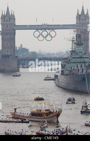 London 2012 Olympische Fackel auf Themse Stockfoto