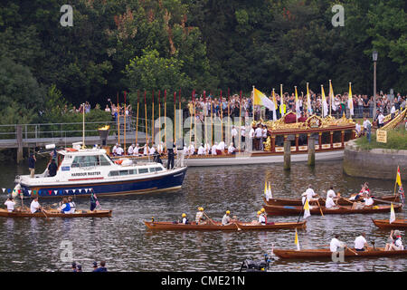 Die Gloriana Royal Barge mit der Olympischen Fackel Kessel kommt und fährt von Teddington Lock mit einer Flotte von Skiffs und andere Boote auf der Themse, Tower Bridge auf der 27. Juli 2012 Stockfoto