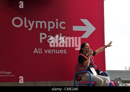 Stratford, London, UK. 27. Juli 2012. Regie Menschen wie am Bahnhof Stratford entfernt für die Eröffnungsfeier der Olympischen Spiele die London2012 eintreffen Botschafter. Einige Tickets, einige ohne, aber alles voller Spannung, wie die Spiele endlich beginnen. Stockfoto