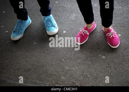 27. Juli 2012 - London, England, UK - Olympia Teilnehmer kommen am Bahnhof Stratford mit rosa und blauen Schuhen Tag der Eröffnung der Olympischen Spiele London 2012. (Kredit-Bild: © Mark Makela/ZUMAPRESS.com) Stockfoto