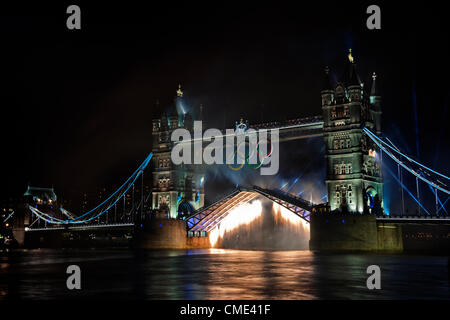 London, England, UK Freitag, 27. Juli 2012 Tower Bridge Feuerwerk Licht auf der Themse, als die Olympische Fackel die letzte Etappe der Reise zum Olympischen Stadion fährt. London, Gastgeber der 30. Olympischen Spiele vorbereitet für die Eröffnungsfeier mit einem Feuerwerk und Licht zeigen auf Tower Bridge, City of London, England, UK Stockfoto