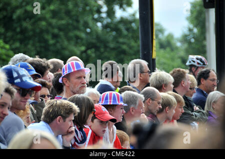 Hyde Park Corner, London, UK. 28. Juli 2012 als Fahrer um Hyde Park Corner gehen, hofft das Publikum warten auf Mens Straßenrennen mit Medaille, Mark Cavendish und Bradley Wiggins Reiten für Team GB. Stockfoto