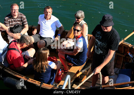 Bryony Shaw von Team GB bei Weymouth in den Olypmischen Segeln bekommt eine Fahrt durch den Hafen von Weymouth in einem Ruderboot-taxi Stockfoto