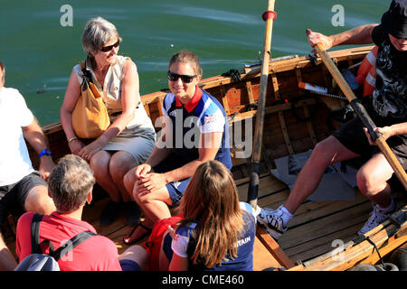 Bryony Shaw von Team GB bei Weymouth in den Olypmischen Segeln bekommt eine Fahrt durch den Hafen von Weymouth in einem Ruderboot-taxi Stockfoto