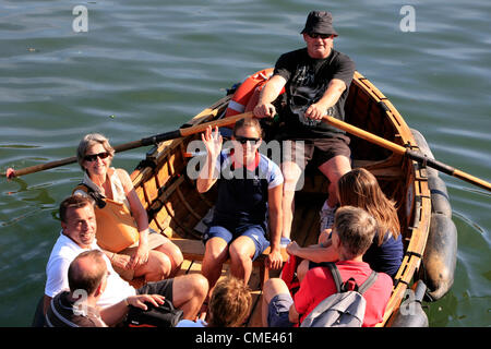 Bryony Shaw von Team GB bei Weymouth in den Olypmischen Segeln bekommt eine Fahrt durch den Hafen von Weymouth in einem Ruderboot-taxi Stockfoto