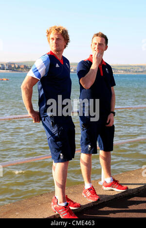 Stevie Morrison (R) und Ben Rhodes Team GB im Olympic Sailing Event in Weymouth im Laufe des Eröffnungsabends der Olympischen Spiele Stockfoto