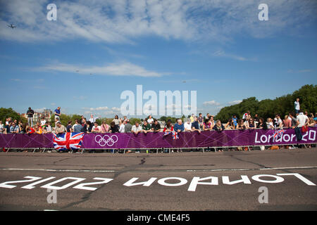 London, UK. Samstag, 28. Juli 2012. Am Putney Bridge in London bereiten die Menge für der Herren Team Road Race übergeben. Stockfoto