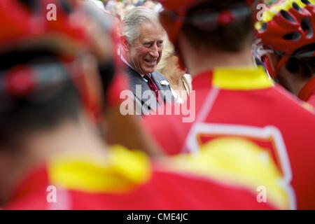 28. Juli 2012 - London, England, UK - Prinz CHARLES und Frau CAMILLA, Herzogin von Cornwall, grüßen Fahrrad Sportler aus vielen Ländern an der Startlinie der 250 km Straßenlauf von der Royal Mile auf den ersten Tag der sportlichen Ereignisse in den Olympischen Spielen London 2012. (Kredit-Bild: © Mark Makela/ZUMAPRESS.com/Alamy) Stockfoto