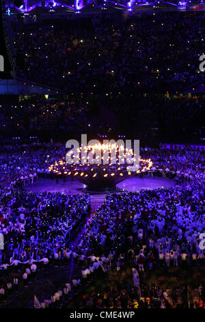 WIE 204 FLAMMENDES Kupfer Blütenblätter steigen scheint der Olympischen Kessel LONDON 2012 Eröffnung Zeremonie LONDON 2012 Olympische Spiele Öffnung Zeremonie STRATFORD, LONDON, ENGLAND 27. Juli 2012 DIC8157 Stockfoto