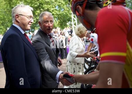 28. Juli 2012 - London, England, UK - Prinz CHARLES und Frau CAMILLA, Herzogin von Cornwall, grüßen Fahrrad Sportler aus vielen Ländern an der Startlinie der 250 km Straßenlauf von der Royal Mile auf den ersten Tag der sportlichen Ereignisse in den Olympischen Spielen London 2012. (Kredit-Bild: © Mark Makela/ZUMAPRESS.com) Stockfoto