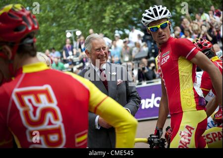 28. Juli 2012 - London, England, UK - Prinz CHARLES und Frau CAMILLA, Herzogin von Cornwall, grüßen Fahrrad Sportler aus vielen Ländern an der Startlinie der 250 km Straßenlauf von der Royal Mile auf den ersten Tag der sportlichen Ereignisse in den Olympischen Spielen London 2012. (Kredit-Bild: © Mark Makela/ZUMAPRESS.com) Stockfoto