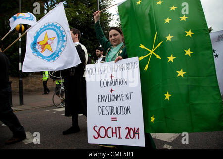 London, UK. 28. Juli 2012 trat Demonstranten aus Sotschi den Marsch mit Anti Olympic Demonstrant. Sie marschierten von Mile End nach Wellington Green, wo sie eine Kundgebung gegen die "corporate Games", wie sie es nennen. Stockfoto