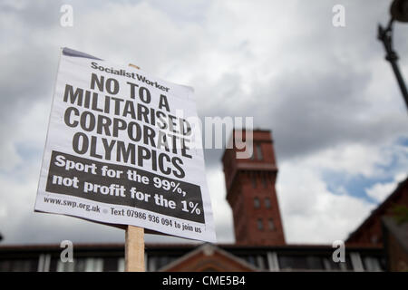 London, UK. 28. Juli 2012 geht die Anti Olympic März von der Website von Fred Wigg Turm in Bogen wo anti-Aircraft Flugkörper installiert wurden. Stockfoto