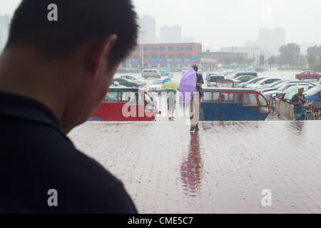 Im späten Juli 2012 erlitten in China Peking und in vielen Bereichen von den heftigen Regenfällen, wie Tianjin.Four Uhr am Nachmittag des 28. Juli, Tangshan, Hebei-Provinz, die auch von dem Gewitter gestartet. Stockfoto