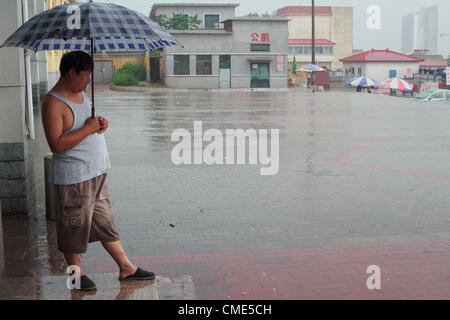 Im späten Juli 2012 erlitten in China Peking und in vielen Bereichen von den heftigen Regenfällen, wie Tianjin.Four Uhr am Nachmittag des 28. Juli, Tangshan, Hebei-Provinz, die auch von dem Gewitter gestartet. Stockfoto