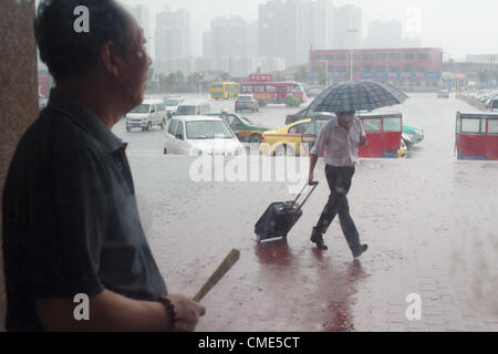 Im späten Juli 2012 erlitten in China Peking und in vielen Bereichen von den heftigen Regenfällen, wie Tianjin.Four Uhr am Nachmittag des 28. Juli, Tangshan, Hebei-Provinz, die auch von dem Gewitter gestartet. Stockfoto