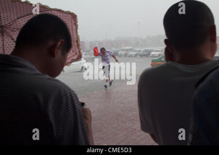 Im späten Juli 2012 erlitten in China Peking und in vielen Bereichen von den heftigen Regenfällen, wie Tianjin.Four Uhr am Nachmittag des 28. Juli, Tangshan, Hebei-Provinz, die auch von dem Gewitter gestartet. Stockfoto