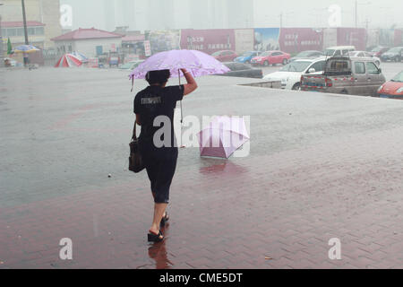 Im späten Juli 2012 erlitten in China Peking und in vielen Bereichen von den heftigen Regenfällen, wie Tianjin.Four Uhr am Nachmittag des 28. Juli, Tangshan, Hebei-Provinz, die auch von dem Gewitter gestartet. Stockfoto