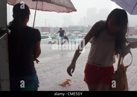 Im späten Juli 2012 erlitten in China Peking und in vielen Bereichen von den heftigen Regenfällen, wie Tianjin.Four Uhr am Nachmittag des 28. Juli, Tangshan, Hebei-Provinz, die auch von dem Gewitter gestartet. Stockfoto