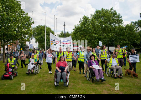 London, UK. 28.07.12. Rund 300 Aktivisten während ihrer Counter-Olympiade Marsch von Mile End Park Wennington Park. Stockfoto