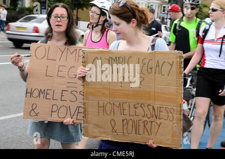 London, England marschierte 28. Juli 2012 Anti-Olympia Demonstrant von Mile End Victoria Park gegen sie nennen die "corporate Games". Stockfoto