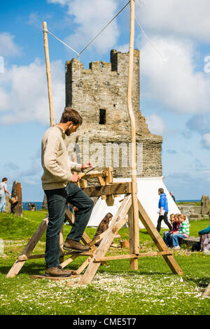 Drechsler ROB SMITH, demonstriert die Verwendung der traditionellen Pol-Drehbank.  Eines der Ereignisse in Aberystwyth Castle, Bestandteil der bundesweiten "Festival der britischen Archäologie", 28. Juli 2012 Credit: Keith Morris / Alamy Live News Stockfoto