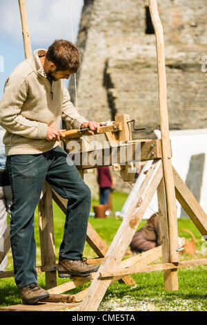 Drechsler ROB SMITH, demonstriert die Verwendung der traditionellen Pol-Drehbank.  Eines der Ereignisse in Aberystwyth Castle, Bestandteil der bundesweiten "Festival der britischen Archäologie", 28. Juli 2012 Credit: Keith Morris / Alamy Live News Stockfoto