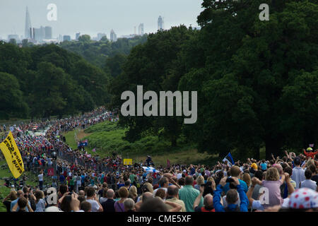 Zuschauer versammeln sich im Richmond Park, London für das Straßenrennen der Herren am Samstag, 28. Juli 2012 Stockfoto