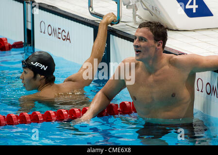 28. Juli 2012 - London, England, Vereinigtes Königreich - Ryan Lochte (USA) reagiert, nachdem er eine Goldmedaille im Herren 400 m Lagenschwimmen schlägt gewinnt Kosuke Hagino (JPN), die gewann eine Bronzemedaille bei den Swimming-Finals im Aquatics Center am 28. Juli 2012 in London, Vereinigtes Königreich. (Kredit-Bild: © Paul Kitagaki Jr./ZUMAPRESS.com) Stockfoto