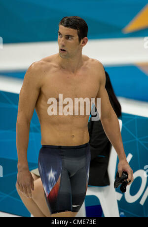 28. Juli 2012 - London, England, Vereinigtes Königreich - reagiert MICHAEL PHELPS nach Beendigung von Medaillen in seine erste olympische Disziplin. Ryan Lochte (USA) Schwamm zur Goldmedaille im Herren 400 m Lagen bei den Swimming-Finals im Aquatics Center. (Kredit-Bild: © Paul Kitagaki Jr./ZUMAPRESS.com) Stockfoto