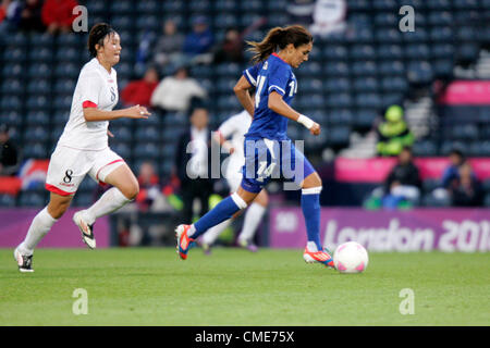 28.07.2012 Glasgow, Schottland. 14 Louisa Nécib und 8 Jon Myong-Hwa in Aktion während der Olympischen Fußball-Frauen vorläufige Spiel zwischen Frankreich und Korea vom Hampden Park. Stockfoto