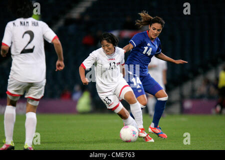 28.07.2012 Glasgow, Schottland. Hui-Sonne und 14 Louisa Nécib in Aktion während der Olympischen Fußball-Frauen vorläufige Spiel zwischen Frankreich und Korea vom Hampden Park. Stockfoto