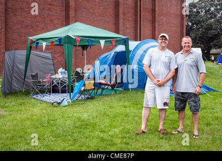 Richmond Upon Thames College, Twickenham, größere London, UK - erschien ein Zeltdorf auf einem Feld an der Hochschule letzte Woche. Das Unternehmen London Zelte bietet günstige camping Unterkunft mit guter Ausstattung - die Veranstalter sind Dave Evans und Glynn Eastwood. Olympia-Freiwillige aus der ganzen Welt sind hier zu bleiben. Stockfoto